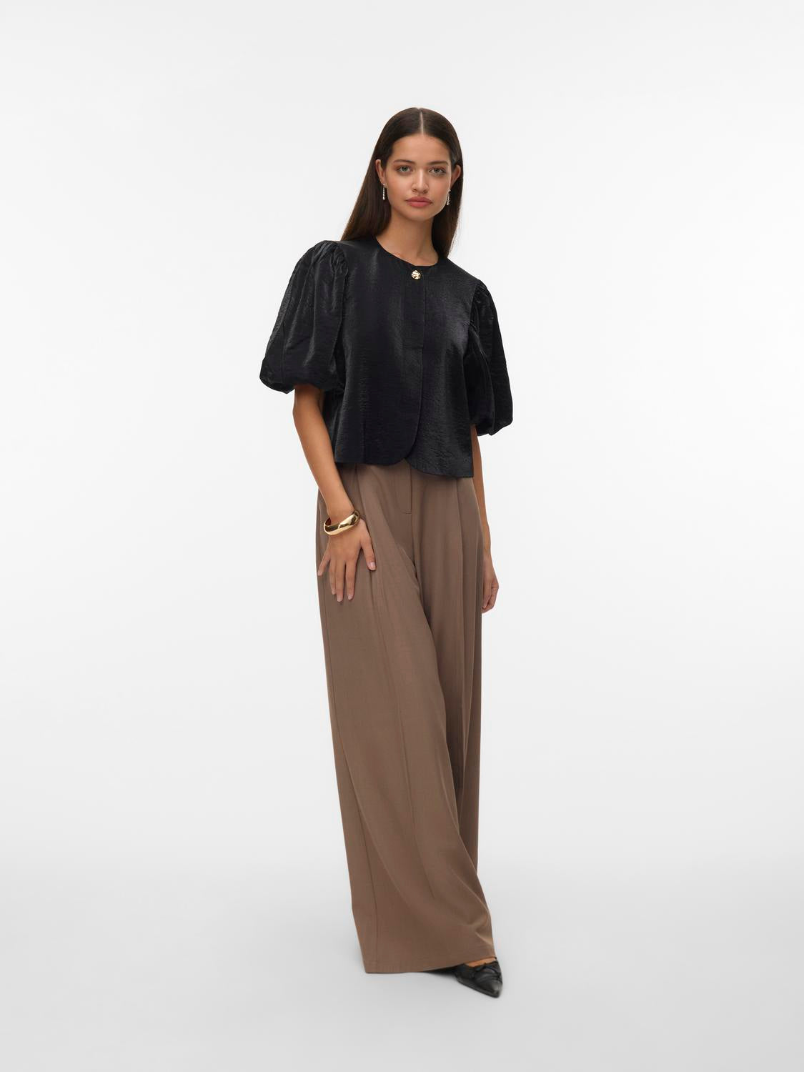 model_shot-front